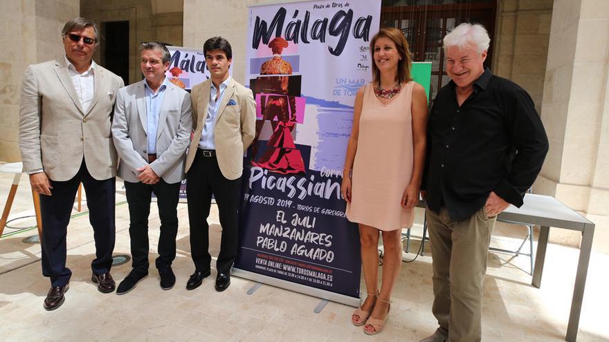 Foto de familia tras la presentación de la Corrida Picassiana de la Feria de Málaga.