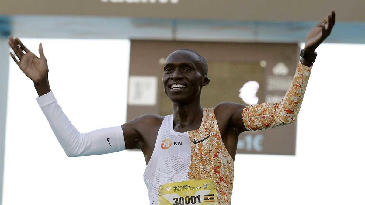 Cheptegei celebra su récord mundial conseguido en Valencia