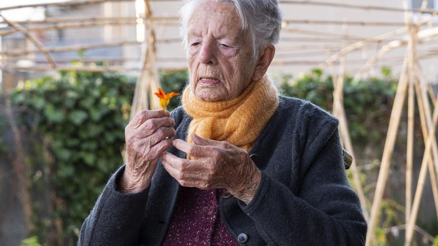 Cantar, comer y dormir, la fórmula de Carme Noguera para subir al podio de la longevidad