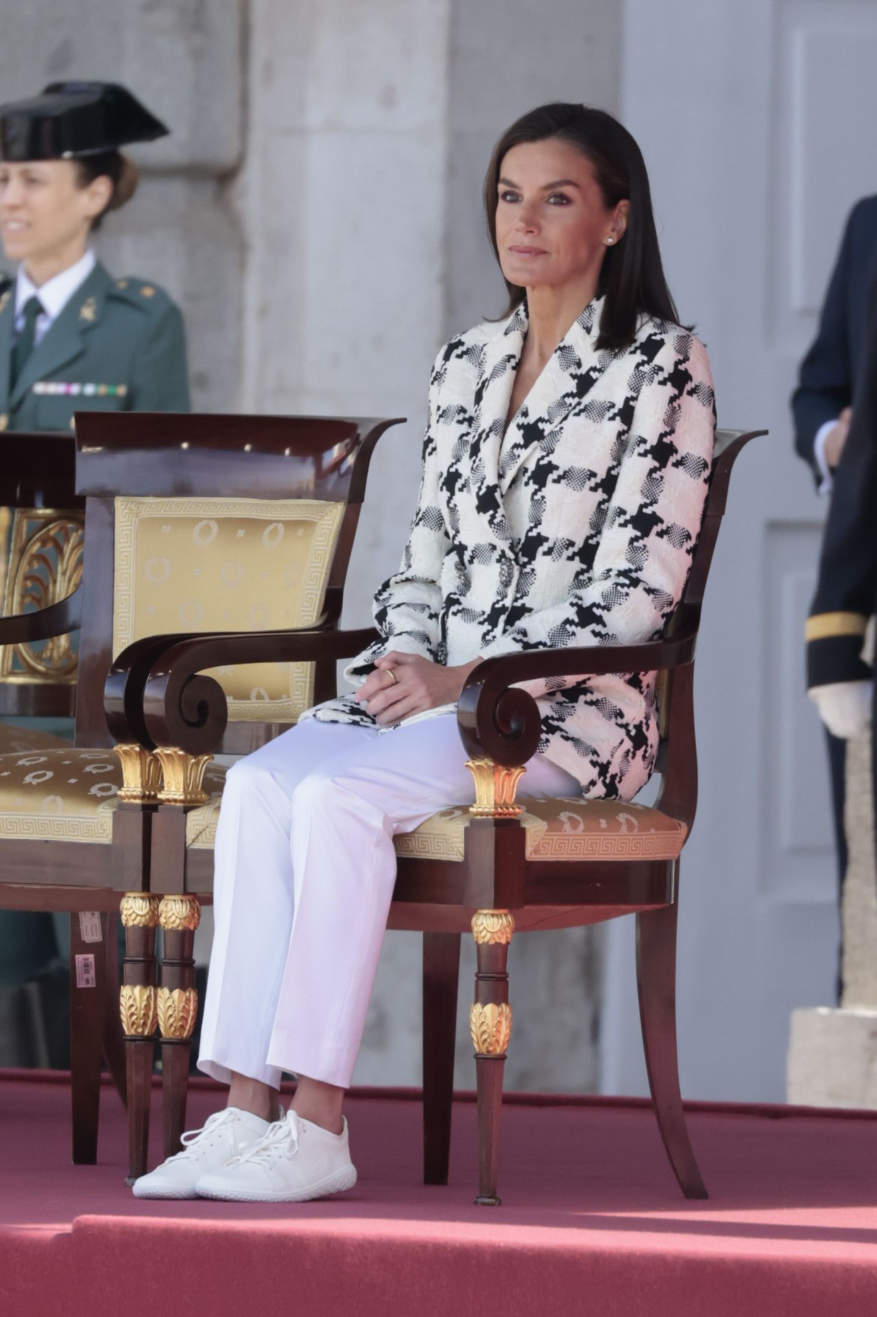 Chaqueta reciclada y zapatillas, el look de la reina Letizia para su último acto de la semana.