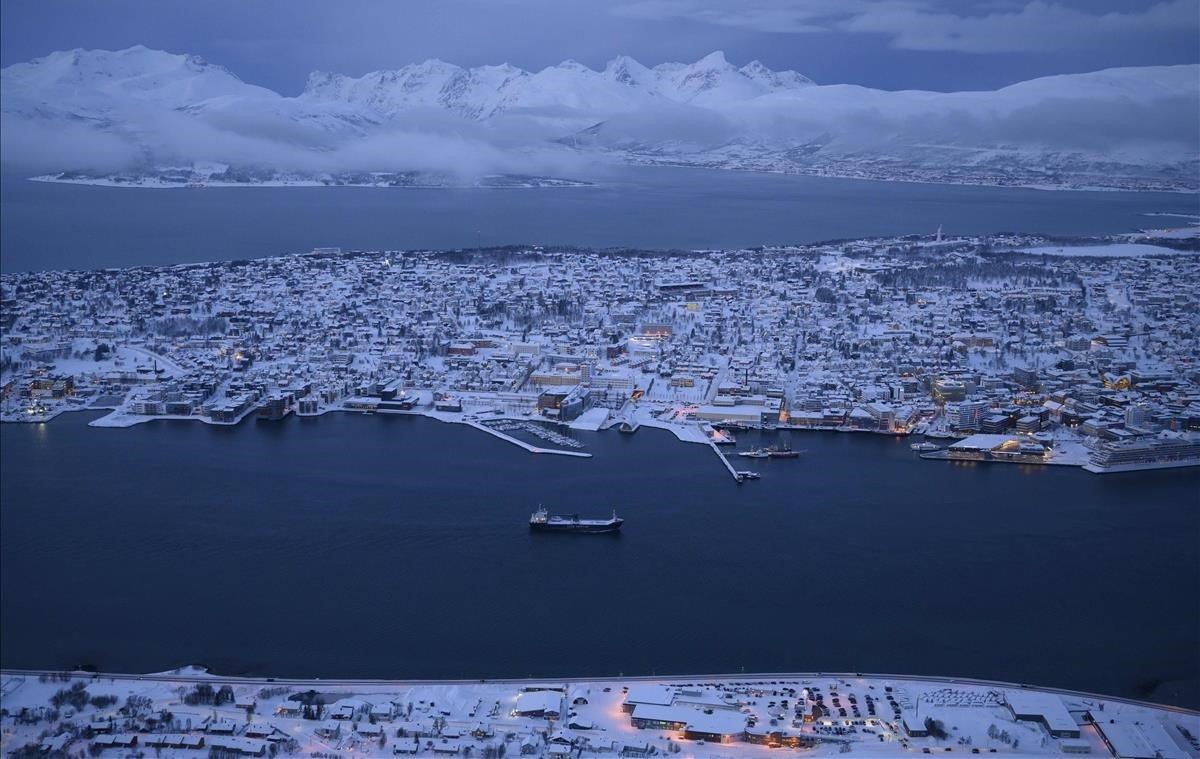 Vista aérea de la ciudad noruega noruega de Tromso, en el Círculo Polar Ártico, el 19 de enero del 2019.