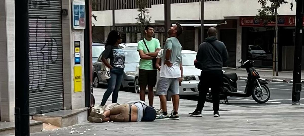 El hombre tumbado en el suelo tras ser golpeado por un toldo desprendido por el viento