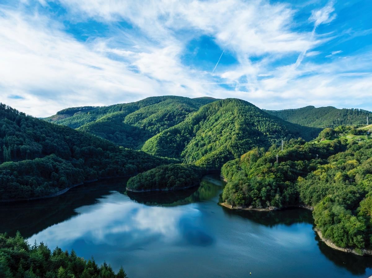 Embalse de Endara entre Lesaka y Oiartzun, bajo Aritxulegi.