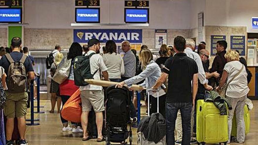 Normalitat a l&#039;aeroport tot i la suma de pilots de Ryanair a la vaga