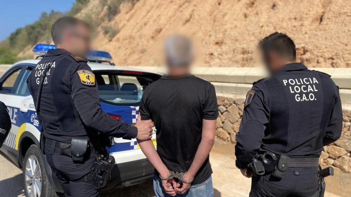 El detenido por los agentes de la Policía Local de Elche que iba bebido y con drogas