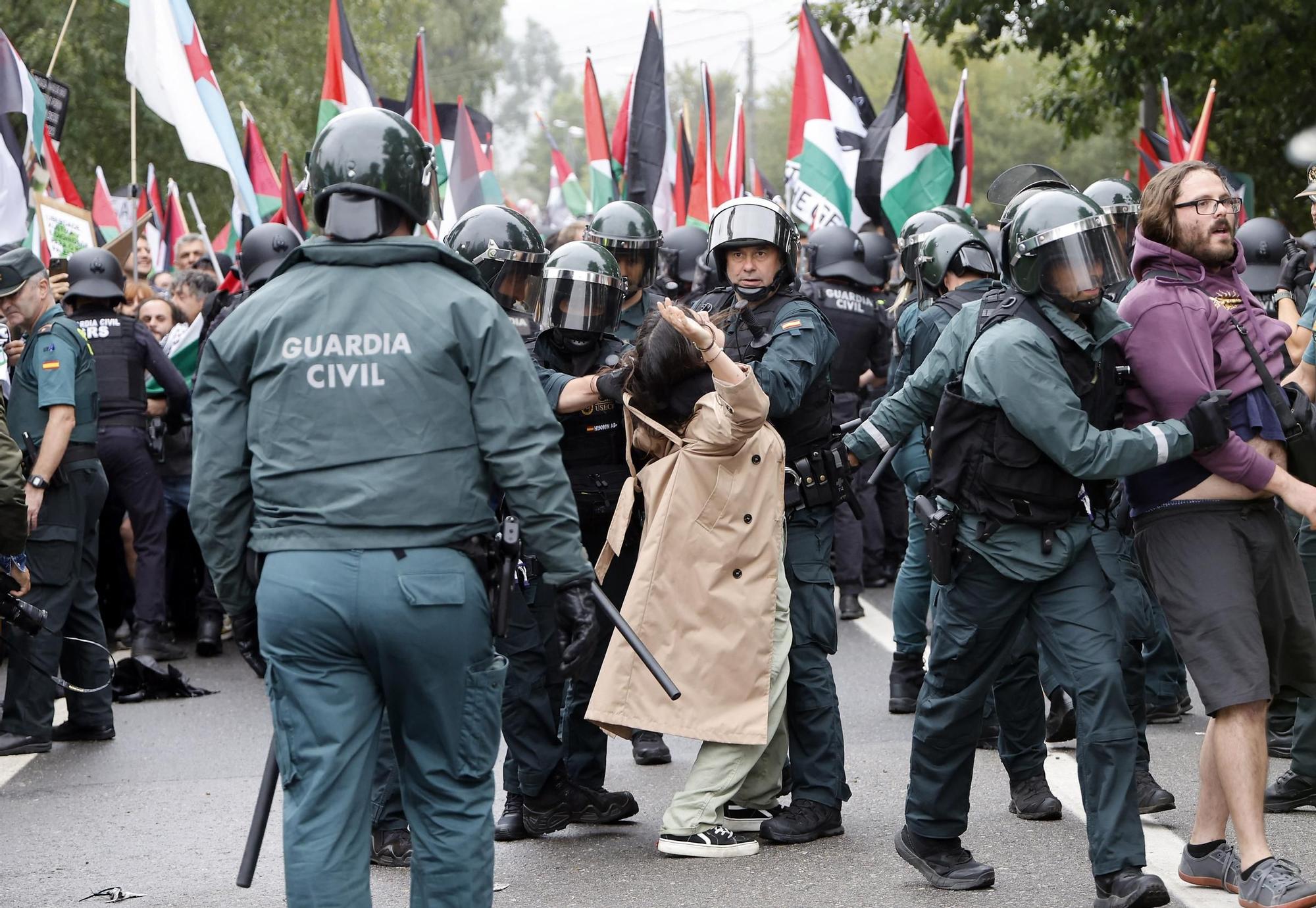 Concentraciones contra el equipo de Israel por el genocidio en Gaza durante el paso de La Vuelta por Pontevedra