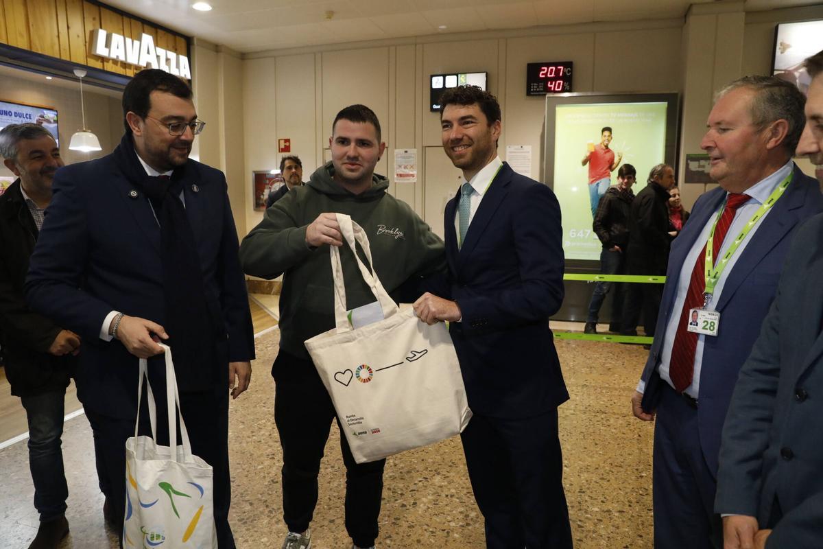 Así fue el recibimiento del pasajero dos millones en el aeropuerto de Asturias.