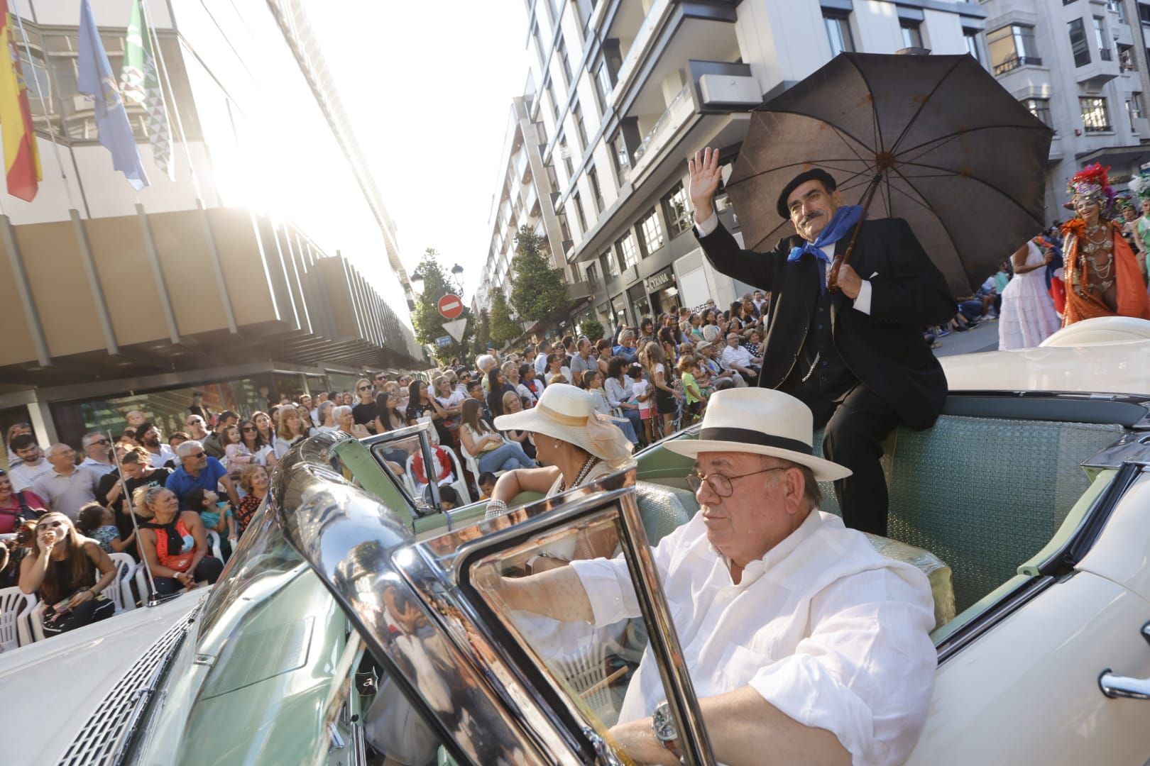 En Imágenes: El Desfile del Día de América llena las calles de Oviedo en una tarde veraniega