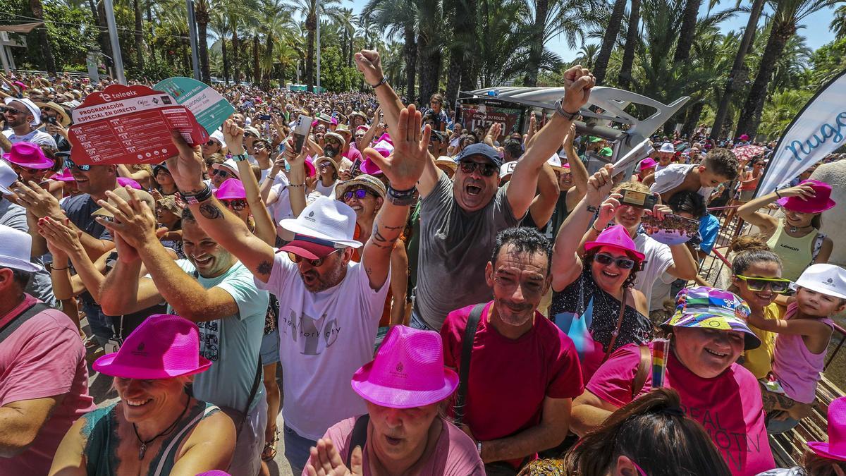 Instante de una de las mascletàs celebradas durante esta semana en Elche