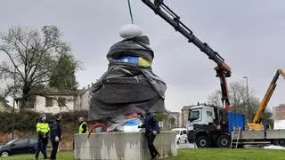 La Pitufina gigante llega a la Pola: comienza la instalación de la figura que dará la bienvenida a la capital de Siero desde el acceso de la Autovía Minera
