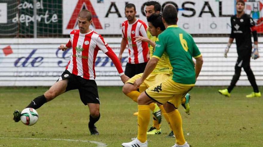 Vílchez controla el balón ante varios defensores del Palencia Balompié.