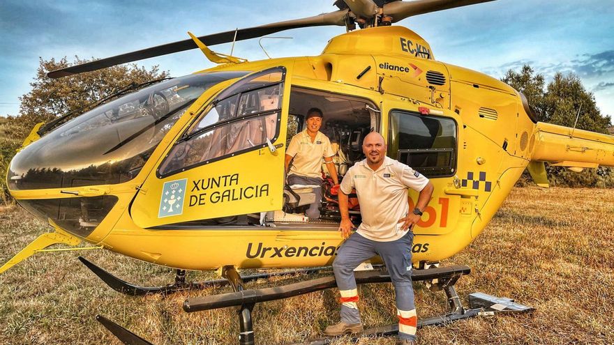 Gustavo Brea posa en el helicóptero de la base del 061 de Ourense en el que trabaja como médico de Urgencias.