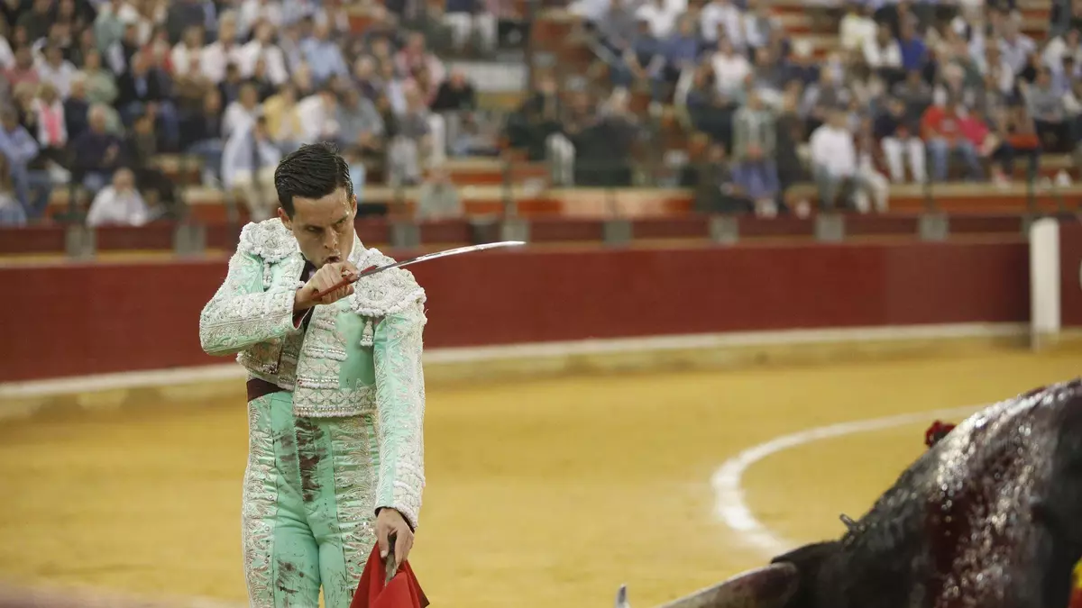 Crítica de la Feria de San Jorge: David Galván se deja vivos sus dos toros entre gritos de '¡Zúñiga, vete ya'!