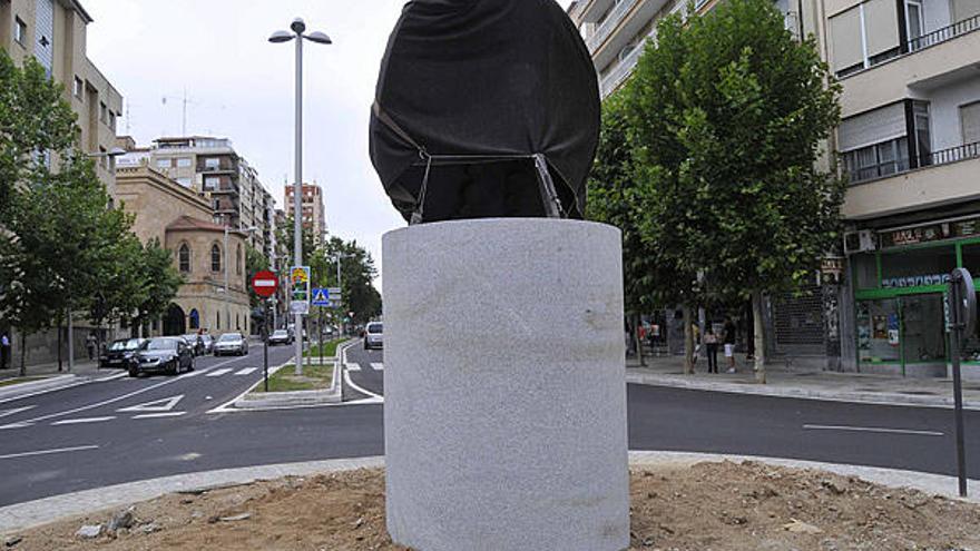 Una escultura de Coomonte preside una glorieta en Salamanca