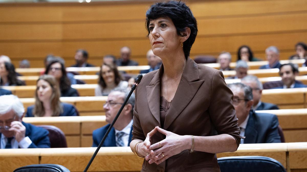 La ministra de Seguridad Social y Migraciones, Elma Saiz, interviene durante una sesión de control al Gobierno, en el Senado, a 16 de diciembre de 2025, en Madrid (España). El Gobierno se enfrenta a la última sesión de control en el Senado del año 2025 y