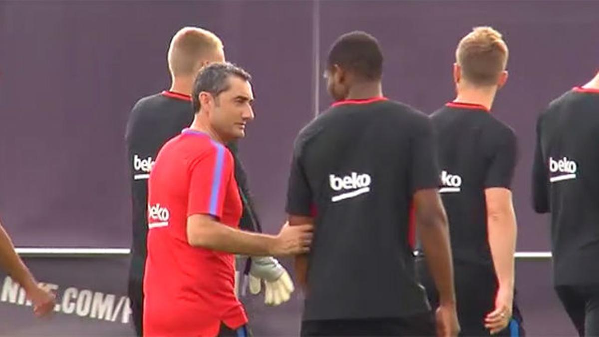 Charla de Valverde con Marlon al inicio del entrenamiento del Barça