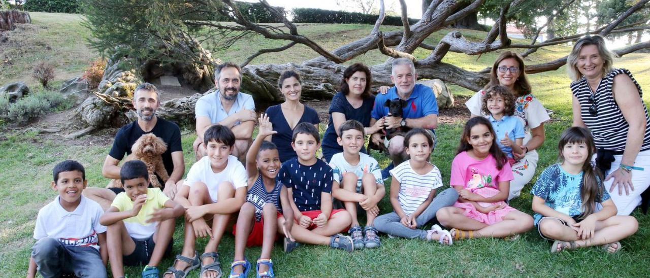 Familias viguesas que acogen a niños saharauis durante el verano. |   // MARTA G. BREA