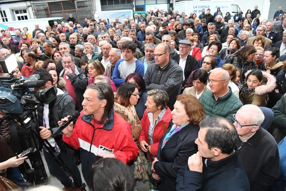 Asamblea de vecinos en el centro cívico de Eirís con Silvia Cameán y Xiao Varela