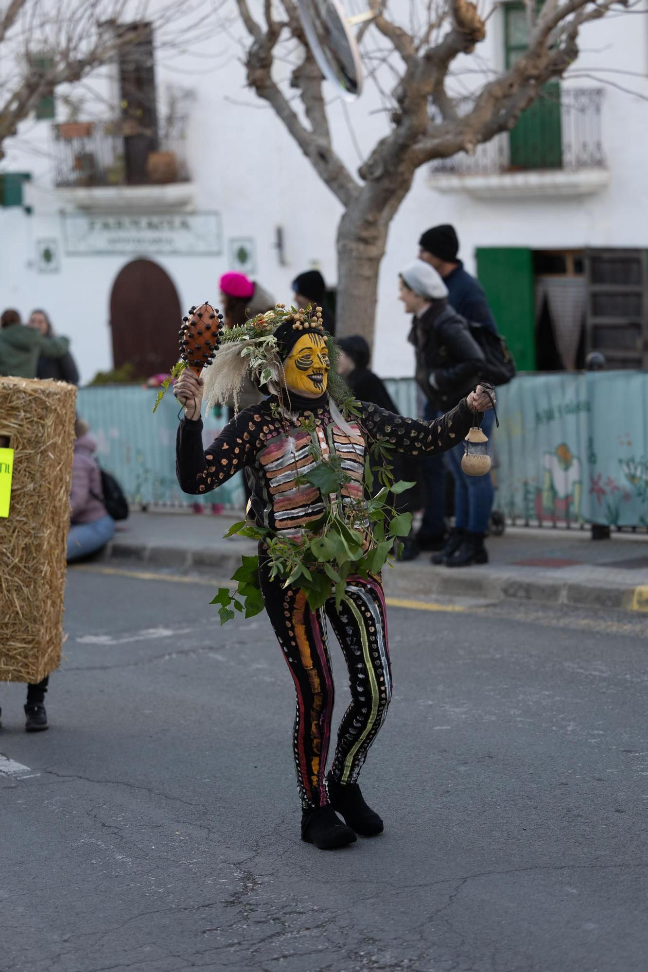 Mira aquí las imágenes de la rúa de carnaval en Sant Joan