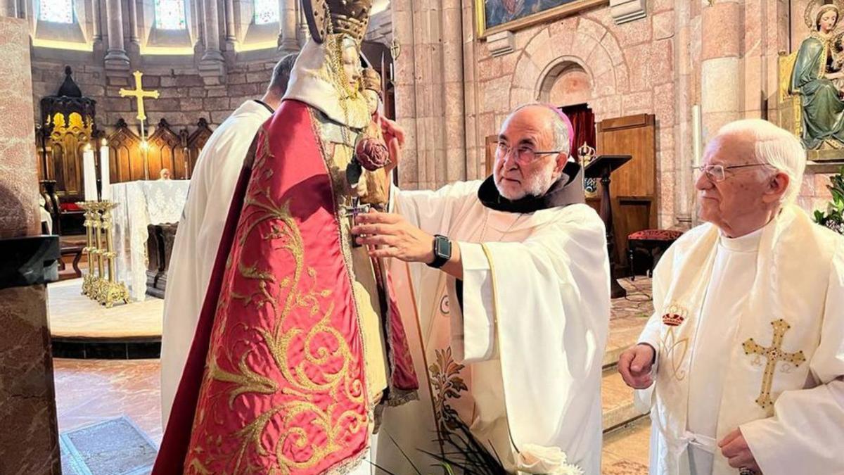 Sanz Montes coloca el pectoral y el anillo a la Santina de la iglesia de San Antón (Madrid) junto al Padre Ángel, en la basílica de Covadonga. | M. Villoria