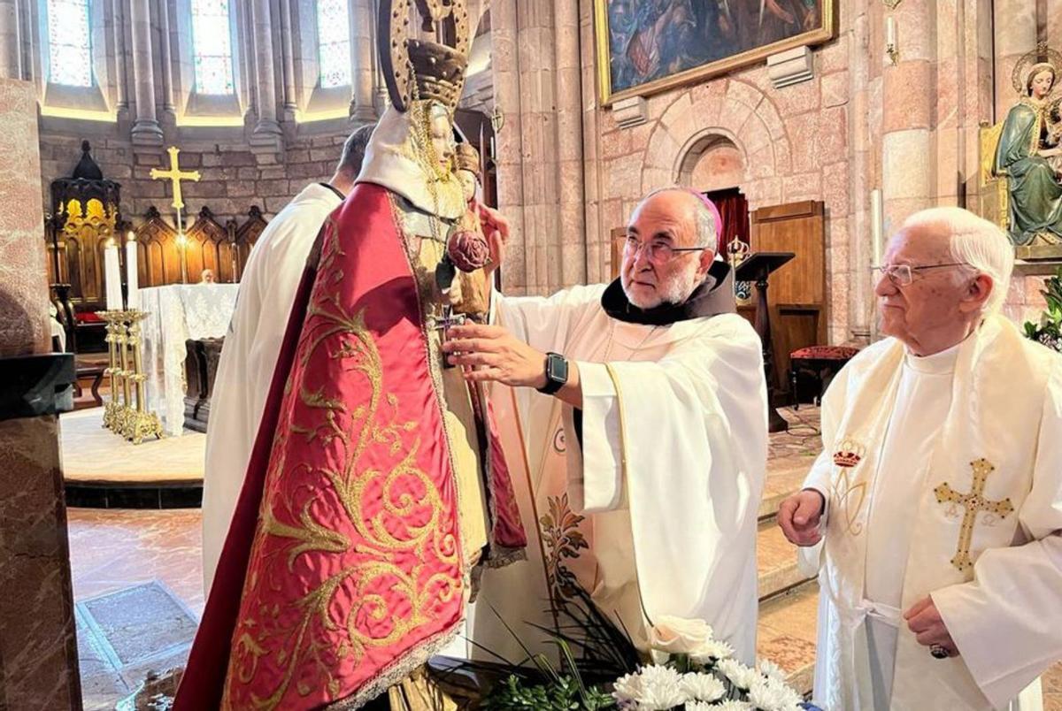 Sanz Montes coloca el pectoral y el anillo a la Santina de la iglesia de San Antón (Madrid) junto al Padre Ángel, en la basílica de Covadonga. | M. Villoria