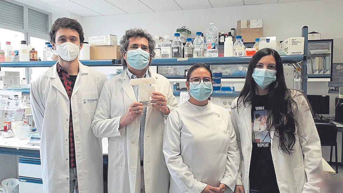 Un equipo de la Universidad de Zaragoza posa con su patente de férula