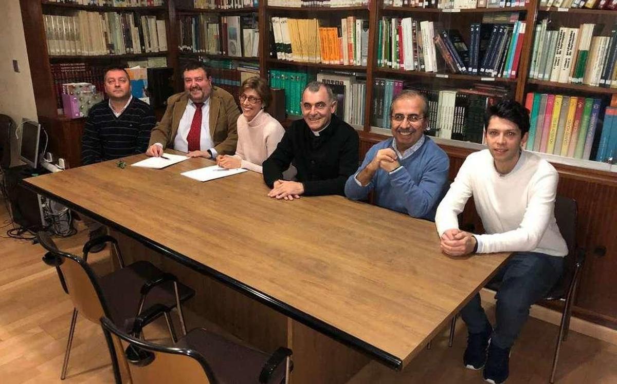 Firma del convenio entre el Colegio de Aparejadores y Cáritas. // FdV