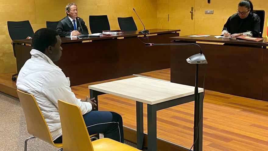 En primer pla, l'acusat de violar una dona de 95 anys a Figueres a l'Audiència de Girona.