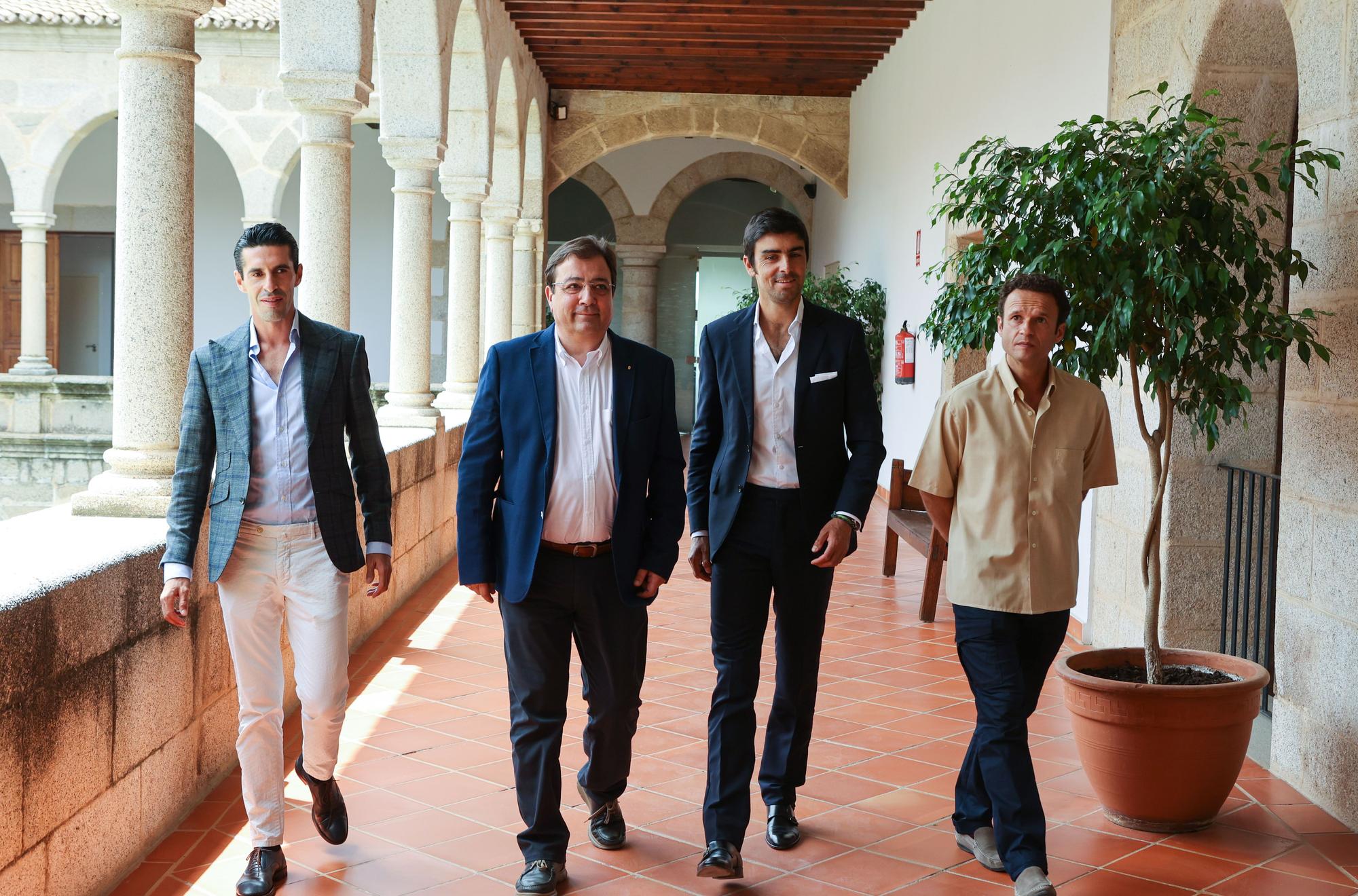 Guillermo Fernández Vara junto a Miguel Ángel Perera, Alejandro Talavante y Antonio Ferrera.