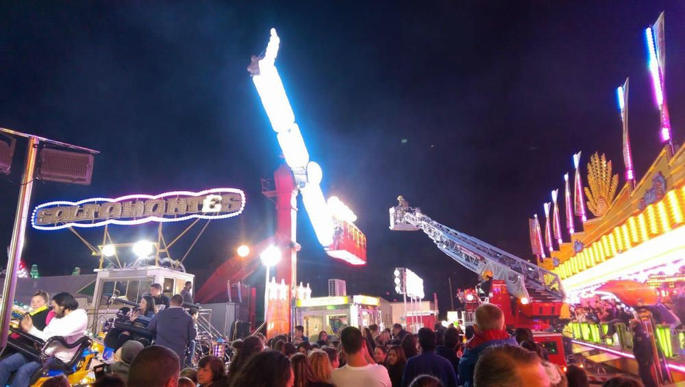 Los Bomberos rescatan a personas atrapadas en una atracción de feria en Benidorm