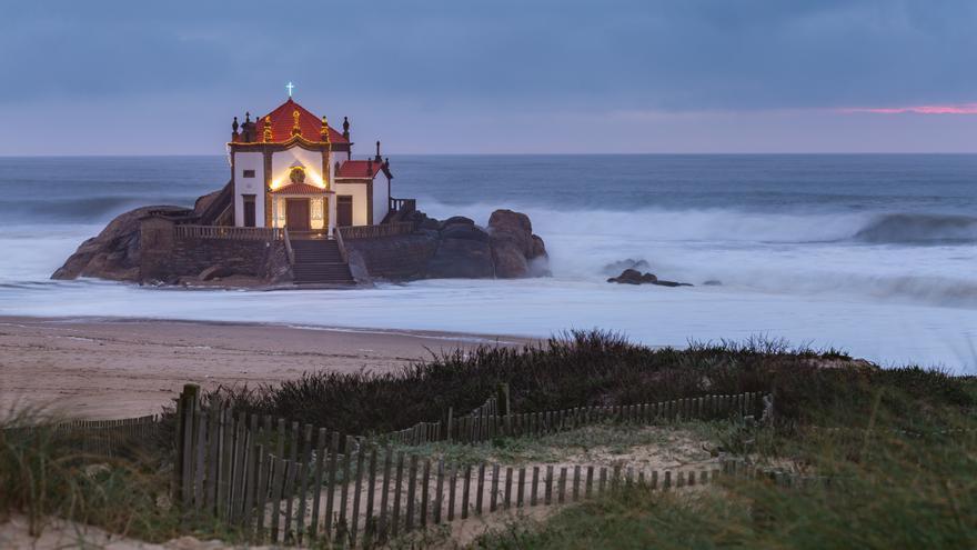 La capilla de leyenda que planta cara al Atlántico