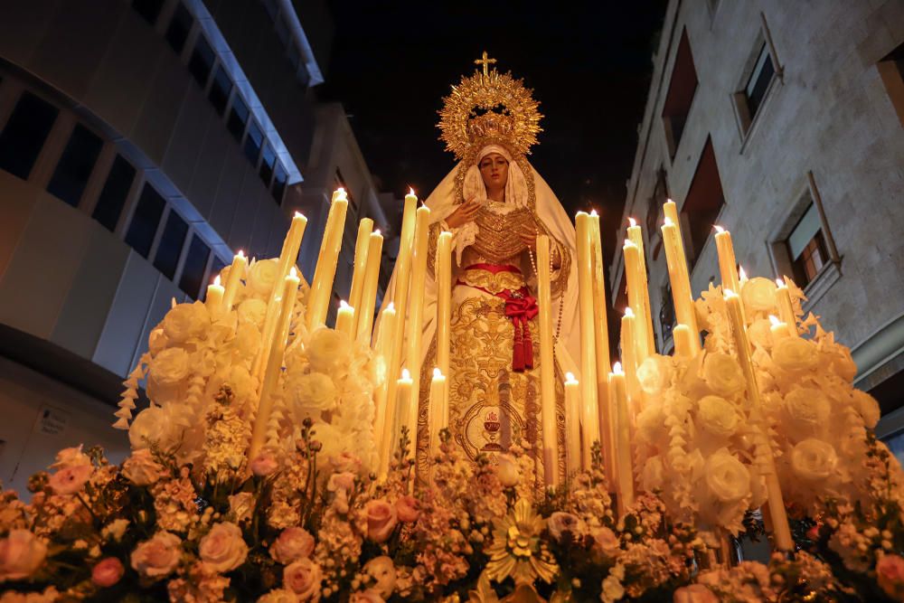 La imagen de María Santísima de la Victoria procesiona por primera vez en Torrevieja portada por 21 costaleros y costaleras