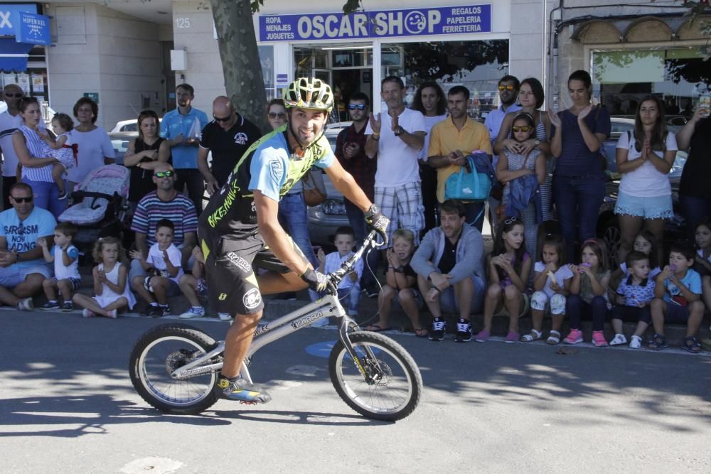 Las exhibiciones de trial, bike trial y de velocidad urbana llenan el centro de la villa que mañana acoge un descenso de bike