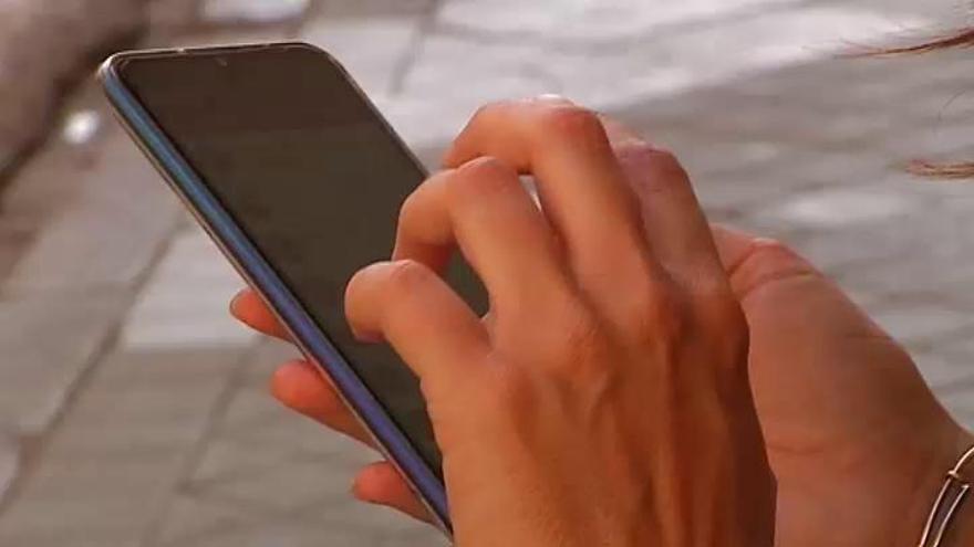 Piden la retirada de tutoriales que enseñan a los hombres cómo espiar el móvil de sus parejas