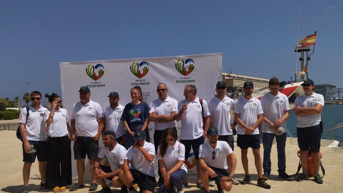 La consellera junto a los vigilantes de la posidonia oceánica