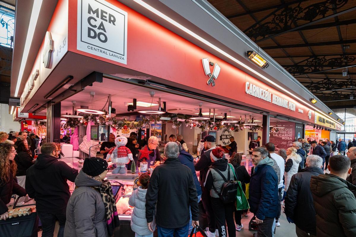 En imágenes | Llenazo en el Mercado Central para las últimas compras antes de Navidad