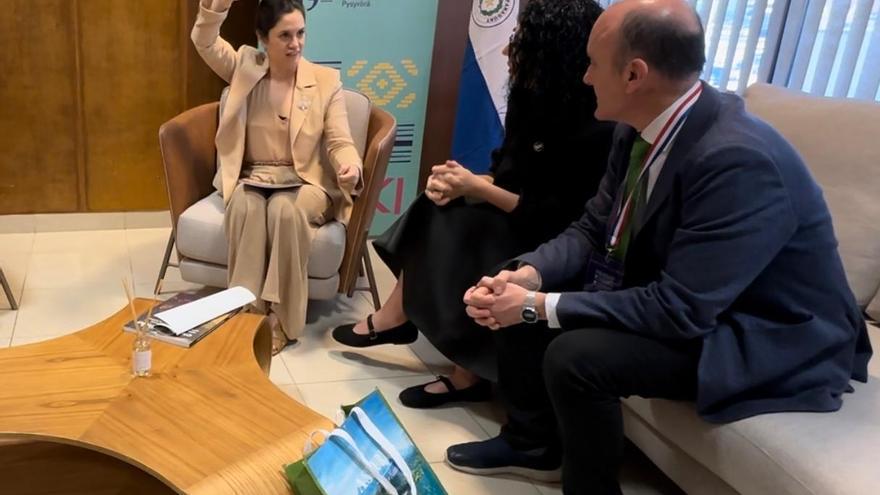 VÍDEO: La ministra de Cultura de Paraguay echa un culín simbólico tras conocer la candidatura de la sidra asturiana a la UNESCO