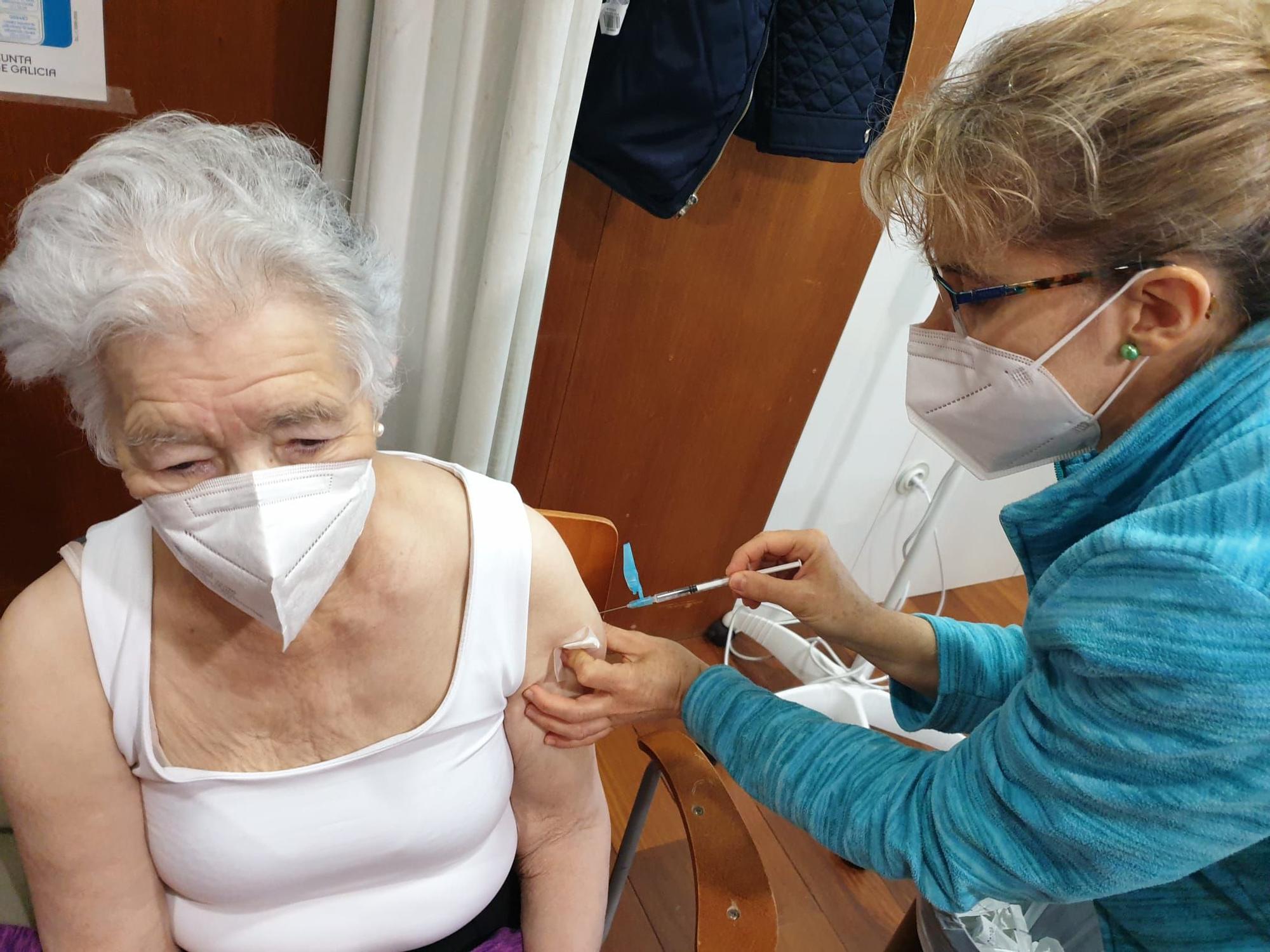 Blanca Flor Isabel Fernández Álvarez, de 85 años, recibe un pinchazo en cada brazo en el centro de salud del Casco Vello de Vigo