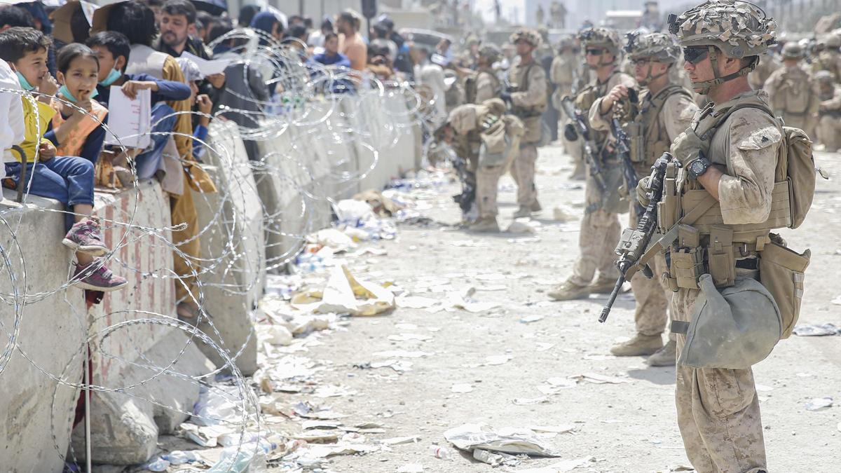 Militares estadounidenses custodiando el aeropuerto de Kabul.