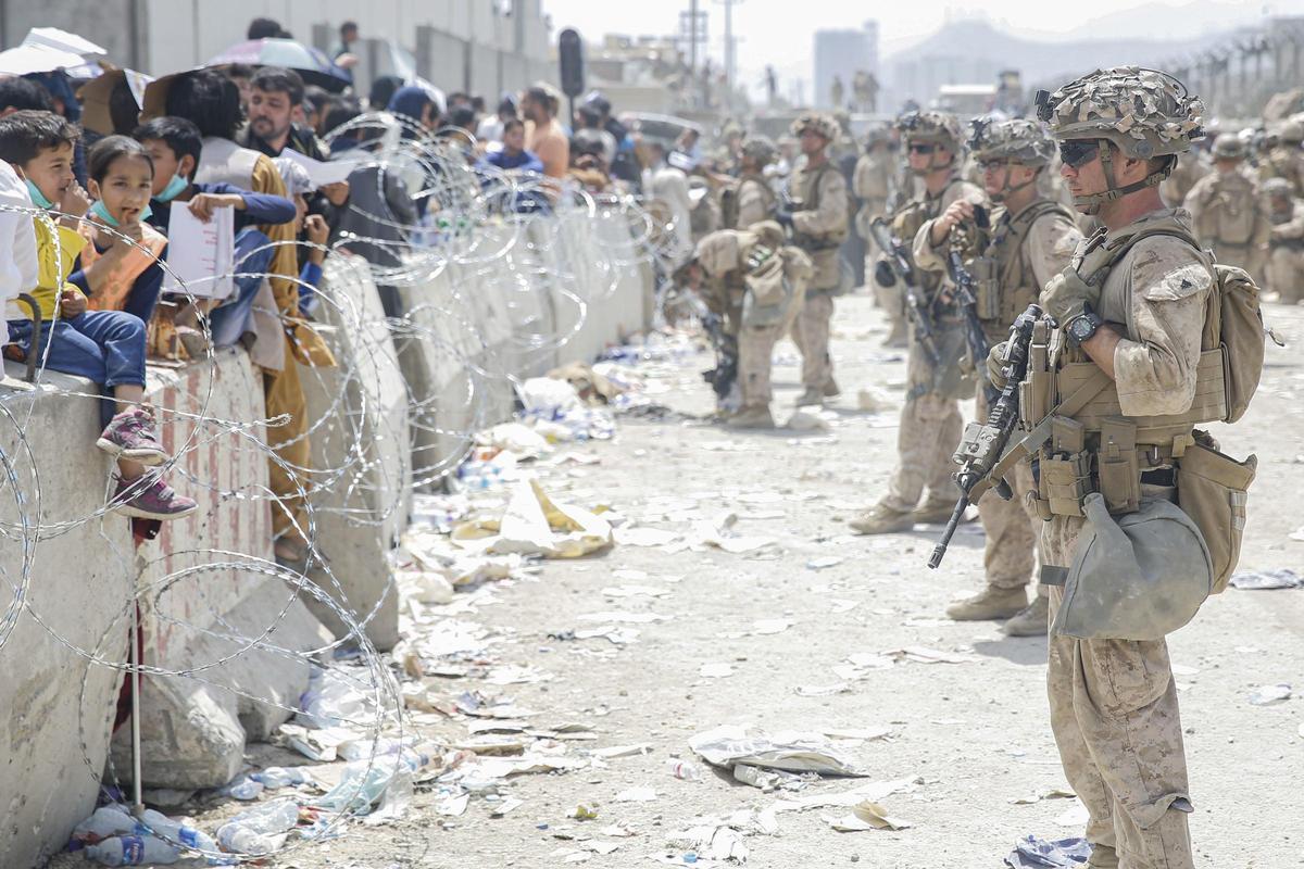 Militares estadounidenses custodiando el aeropuerto de Kabul.