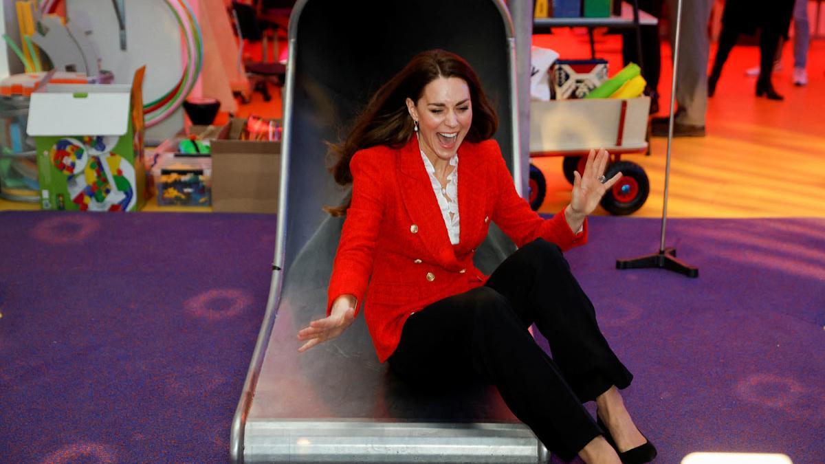 La imagen de Kate Middleton tirándose por un tobogán en su viaje a Dinamarca que se ha hecho viral