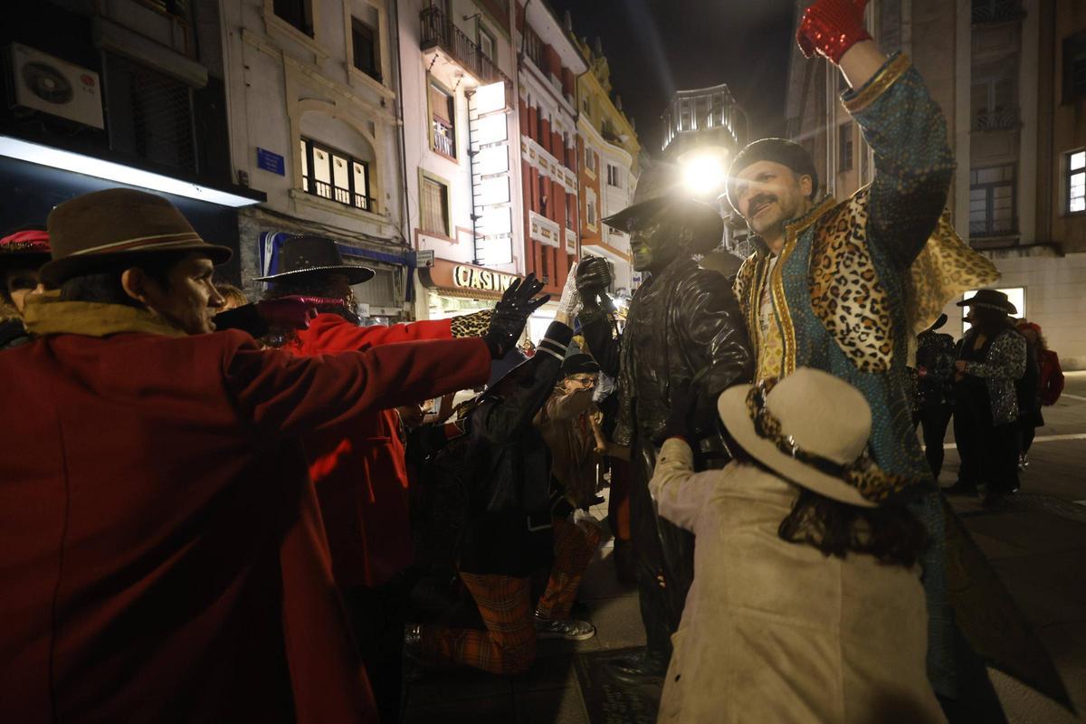 Robert Taboada, al final del baila con su grupo ante la estatua de Tino Casal.