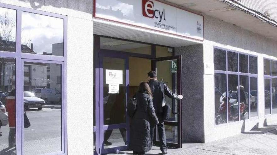 Dos personas entran a las oficinas del ECYL.