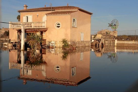 In dem kleinen Dorf in der Nähe des Flughafens von Mallorca steht das Wasser - und fließt seit Dezember nicht ab. Die Anwohner beklagen die Untätigkeit der Politik.