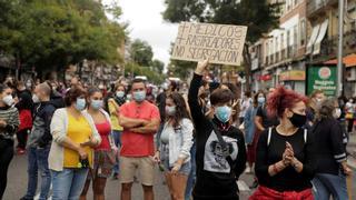 Miles de vecinos de los barrios confinados de Madrid protestan frente a los centros de salud