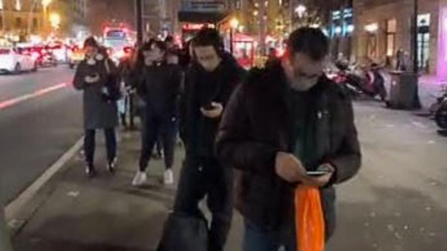 VÍDEO | Llargues cues a Barcelona per agafar el bus cap a Manresa