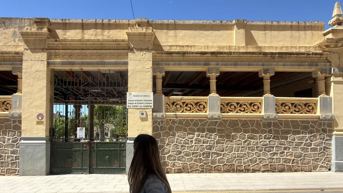 Una persona pasa por delante de la Casa del Niño, en Cartagena, este sábado por la mañana.