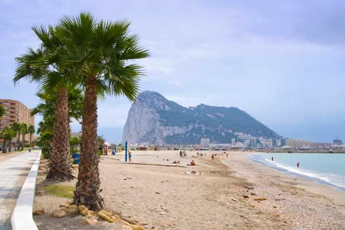 Vista del Peñón de Gibraltar desde la playa de los Junquillos