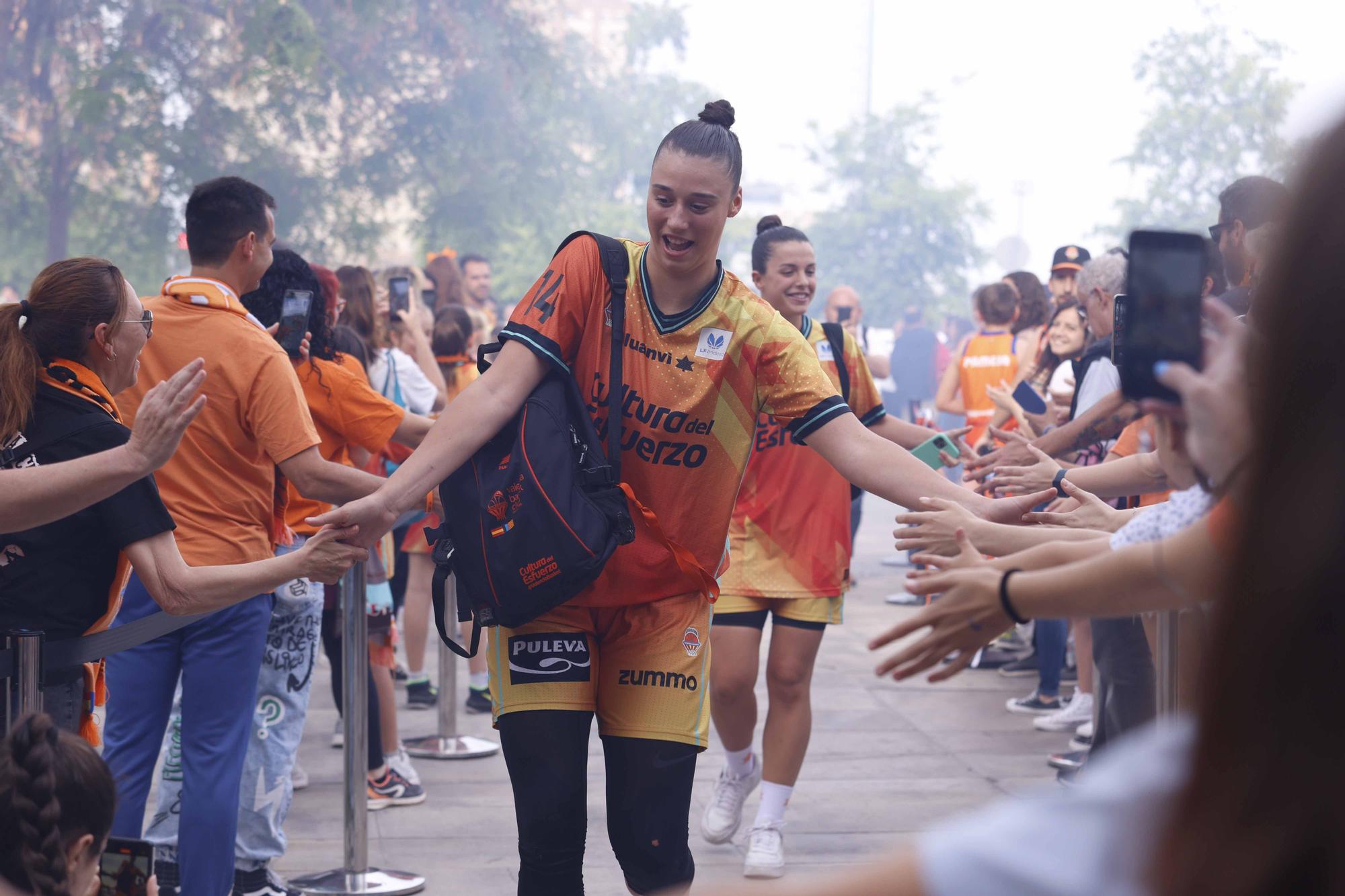 Así fue el recibimiento de los aficionados de Valencia Basket  antes de enfrentarse al  Perfumerías