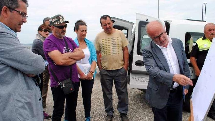 Durán explica el proyecto al PP local y a los colectivos del mar.// Muñiz